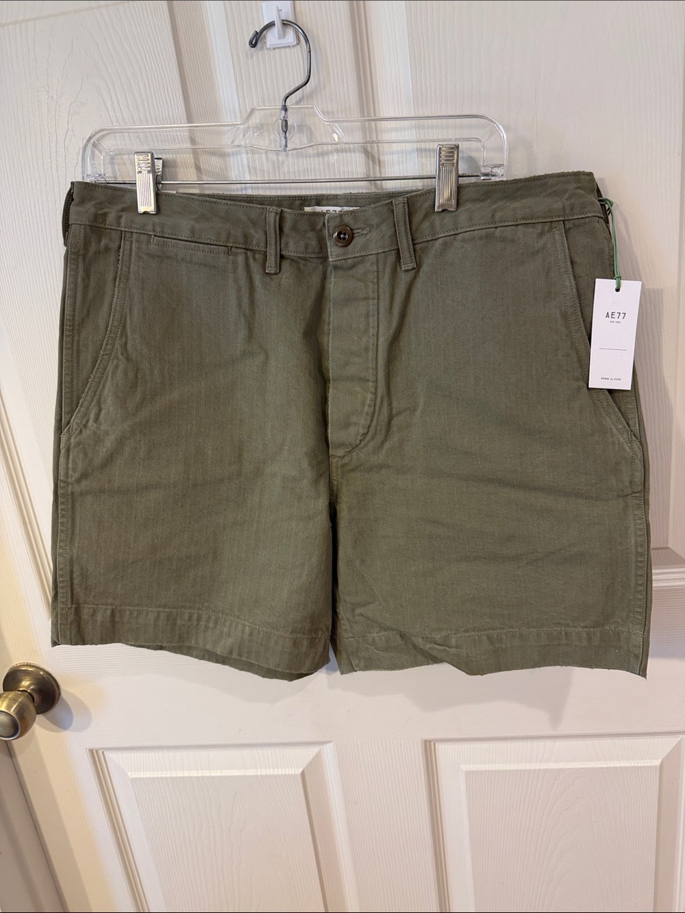 American Eagle  AE77  Olive Green Flat Front  Shorts Sz 32.  NWT box 39